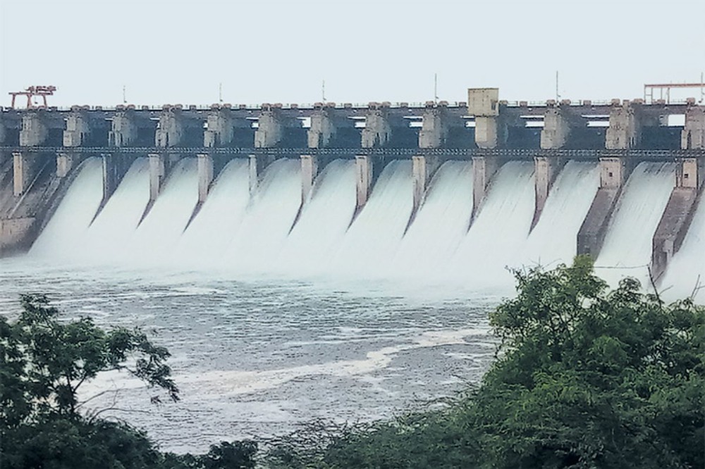 उजनी धरण ७०% भरले, १६ दरवाजे खुले 